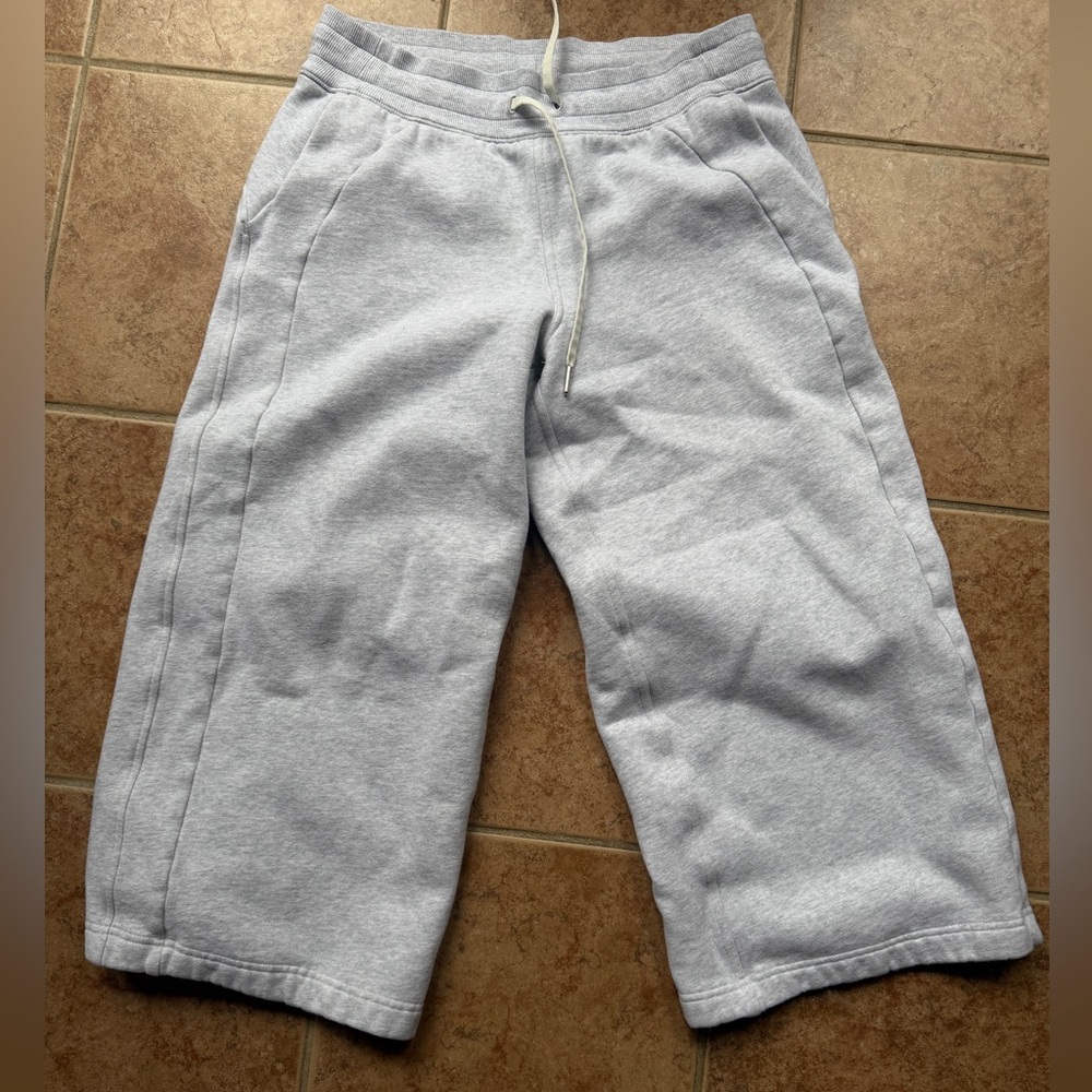 Lululemon cropped scuba heather grey sweatpants size 8.